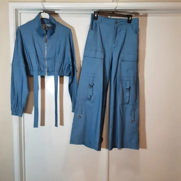 Blue Two-Piece Set with Zipper and Pockets - Picture 3 of 4